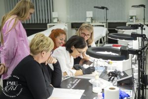 sminktetováló alapképzés mesterképzés oktatás budapest tanulók figyelnek méhn tünde tetovál latex gyakorlás